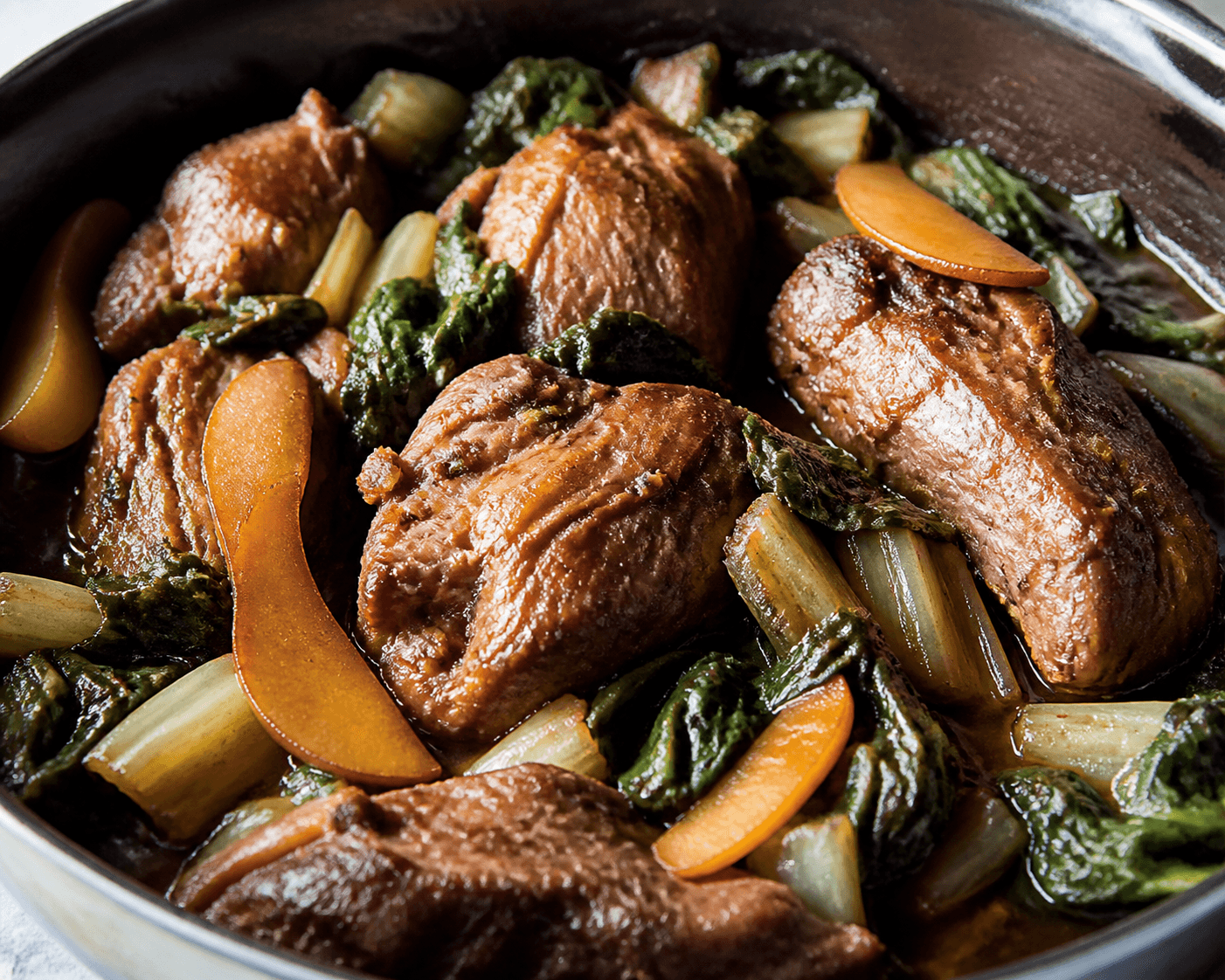 Araignée de porc en cocotte avec bettes fondantes, poire séchée et jus réduit.