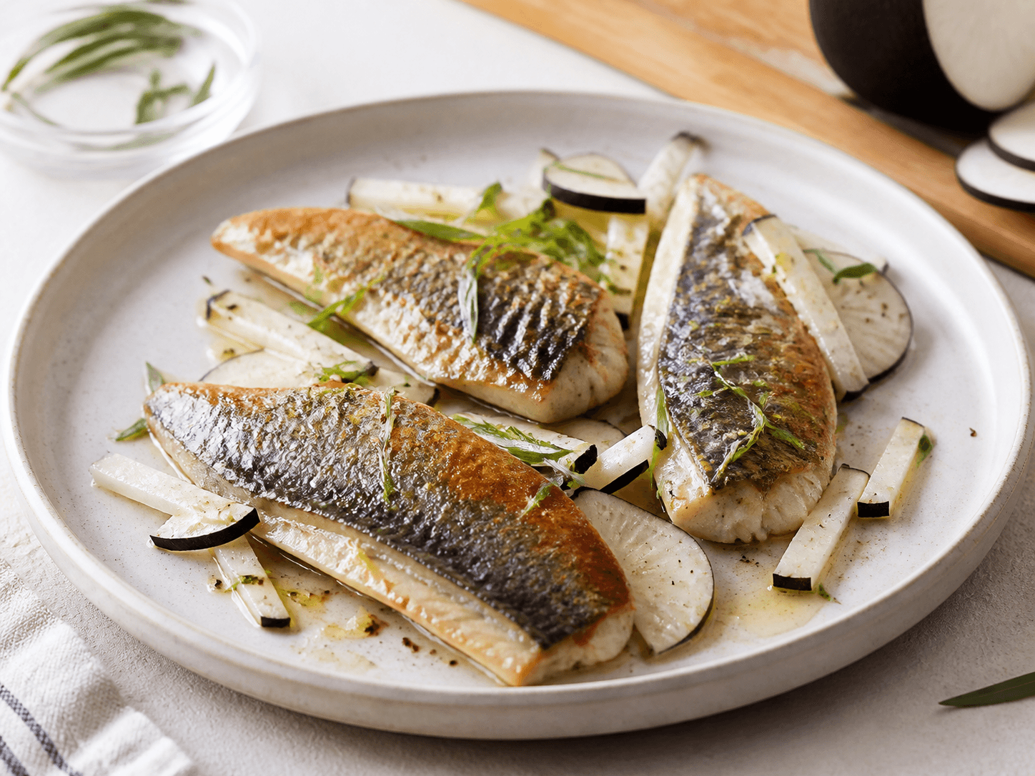 Chinchard poêlé à l'estragon, radis noir au citron, plat terminé présenté naturellement