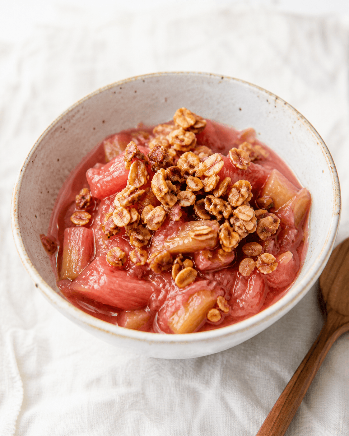 Compotée de rhubarbe au gingembre et granola, plat terminé présenté naturellement