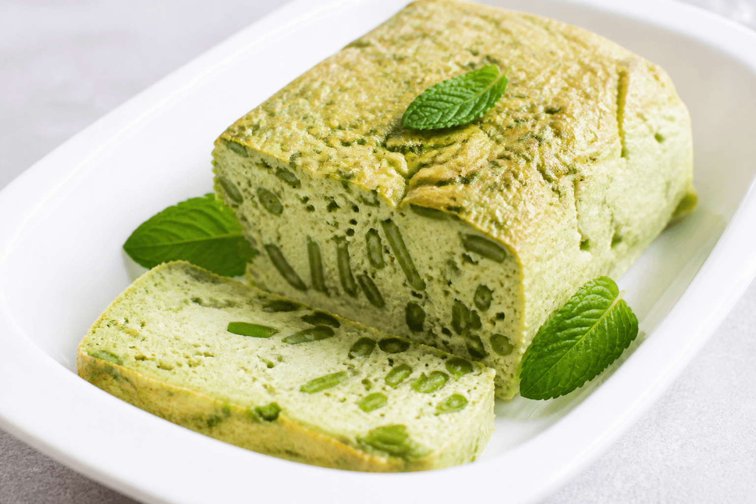 Flan de haricots verts, ricotta et menthe, plat terminé présenté naturellement