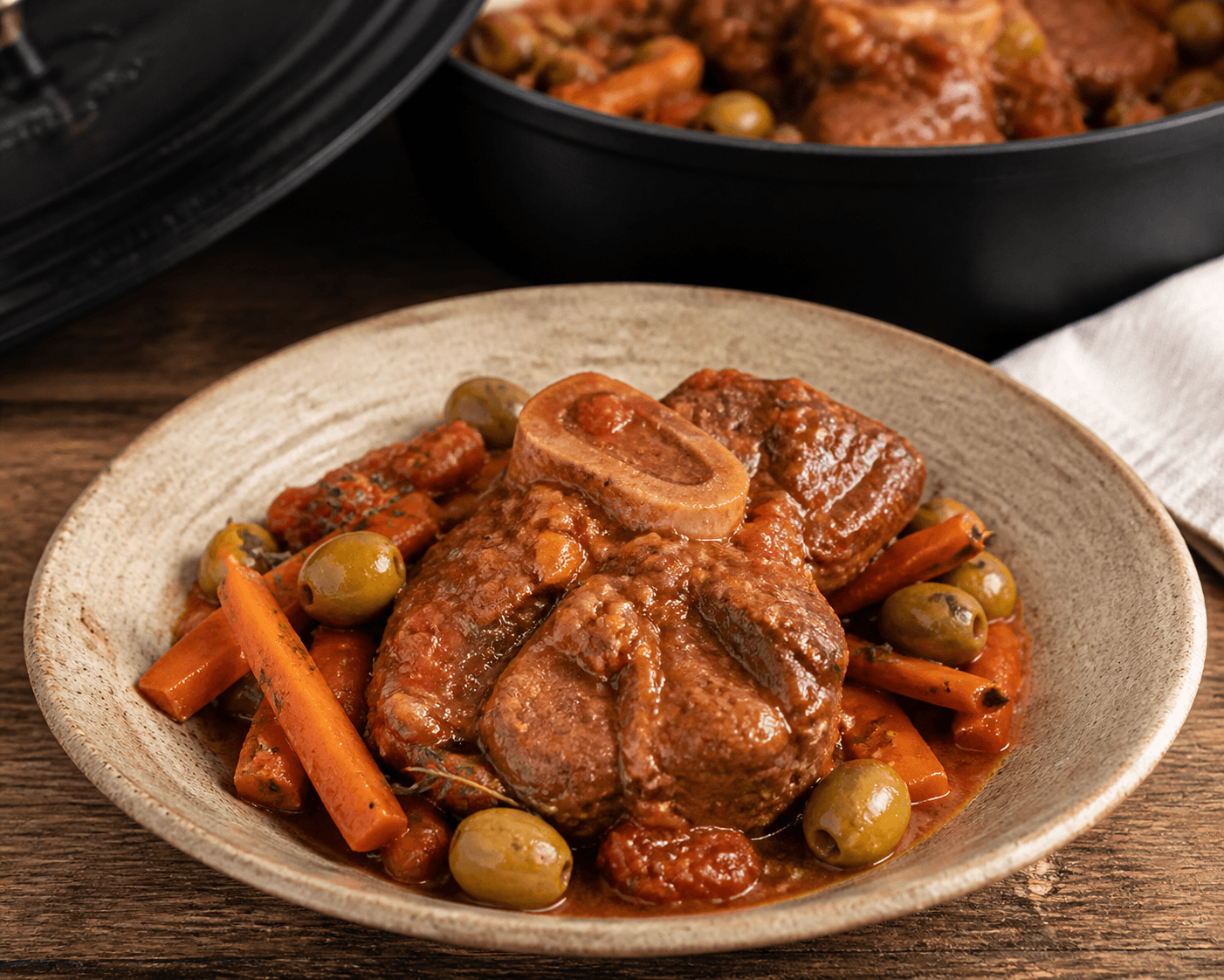 Jarret de veau aux tomates et olives en cocotte, plat terminé présenté naturellement