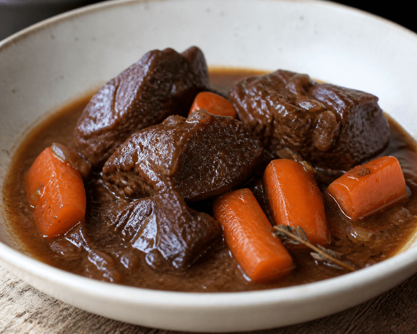 Joue de bœuf en cocotte, carottes et cumin, plat terminé présenté naturellement