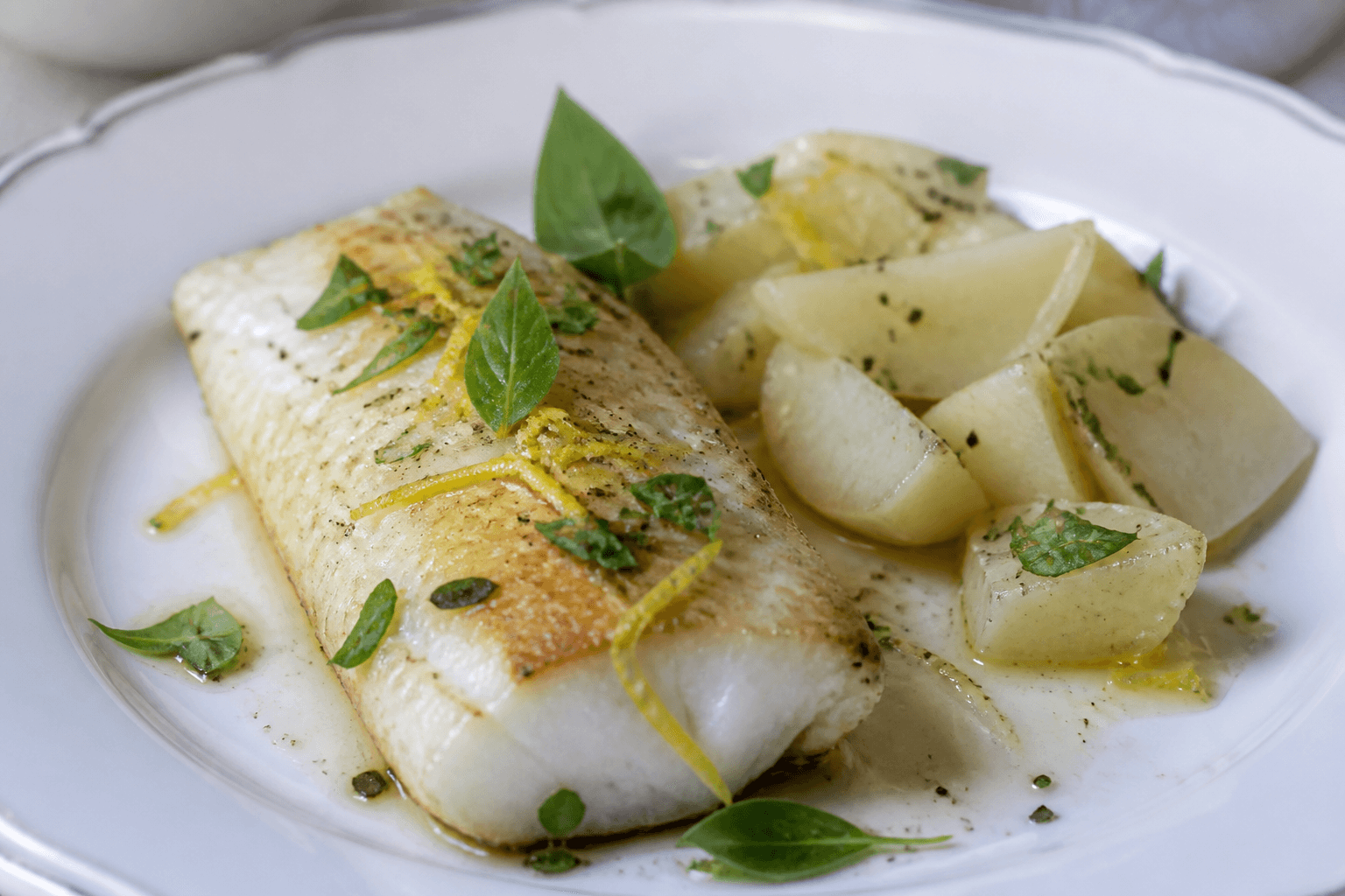 Lieu noir poêlé à la verveine citron, céleri boule au citron, plat terminé présenté naturellement