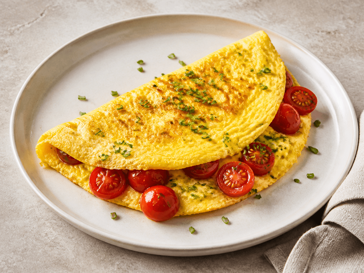 Omelette aux herbes et tomates, présentation du plat terminé