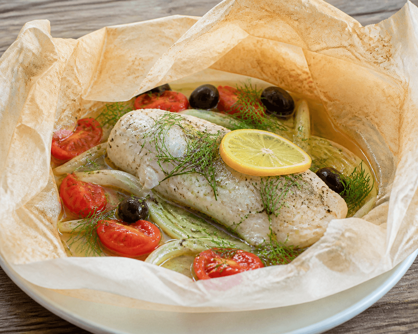 Papillote de merlan aux tomates et fenouil, plat terminé présenté naturellement