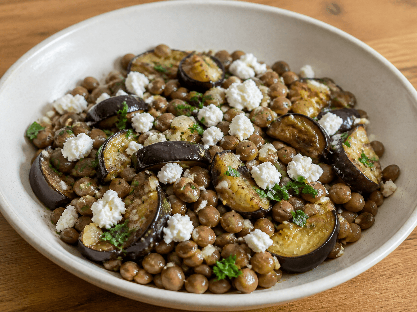 Poêlée de pois du cap, aubergine et brousse, plat terminé présenté naturellement