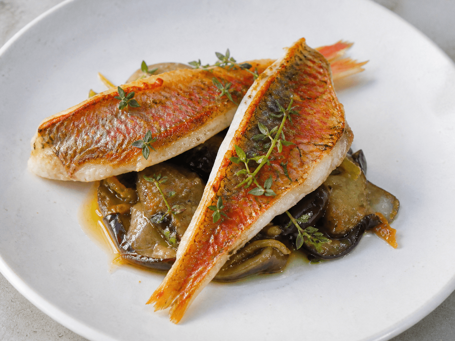 Rouget poêlé au sarriette, aubergine au citron, plat terminé présenté naturellement
