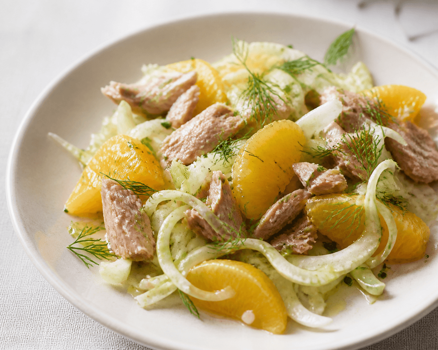 Salade de fenouil, orange et thon, plat terminé présenté naturellement