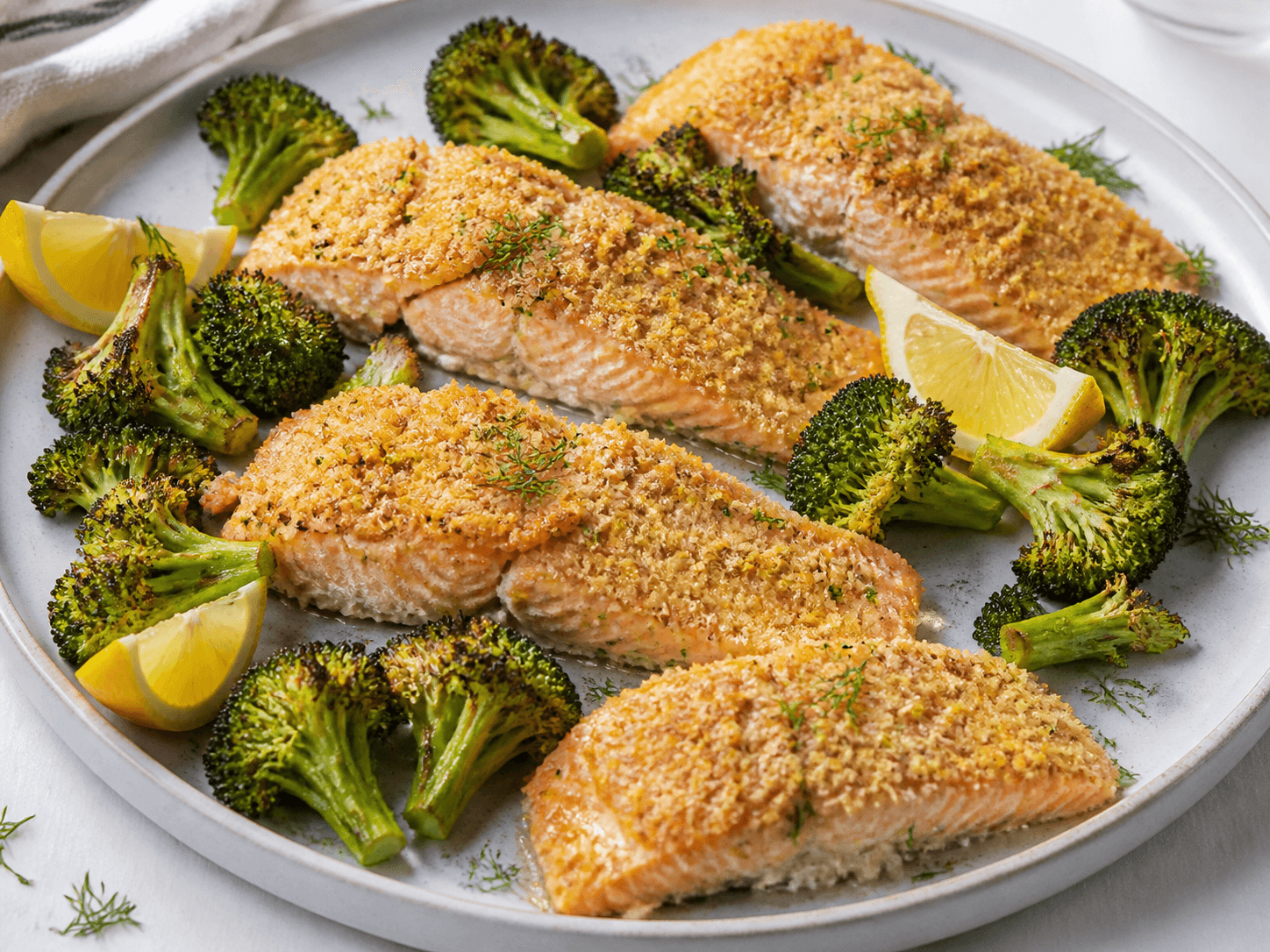 Saumon au four moutarde douce et brocoli, plat terminé présenté naturellement