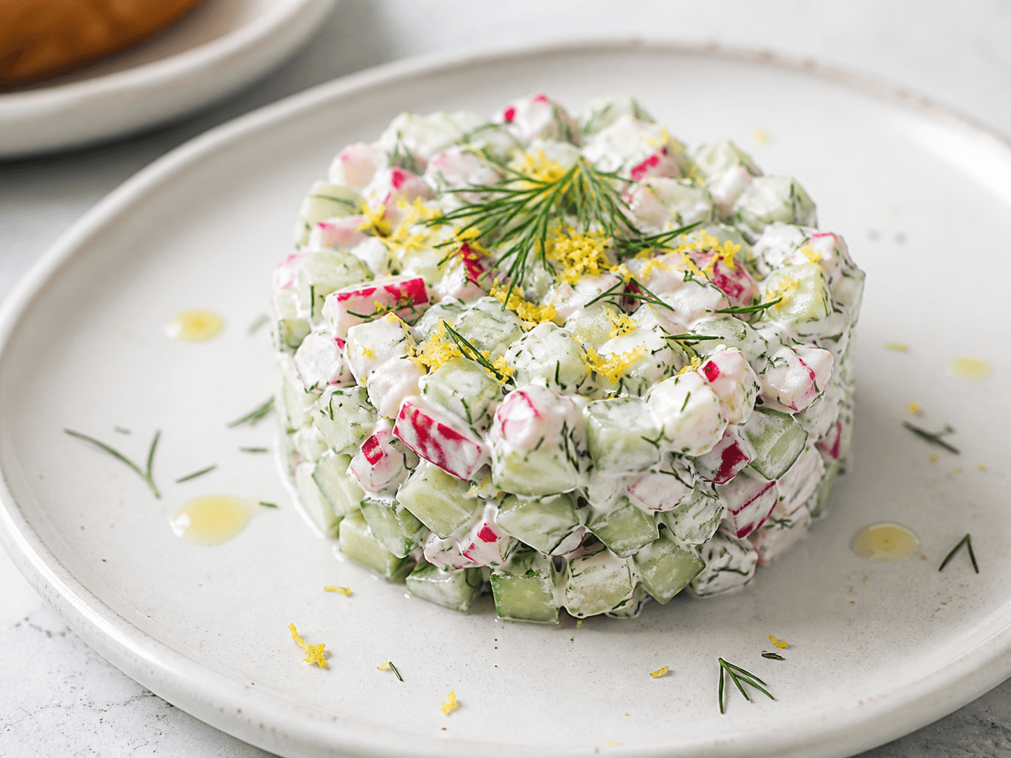 Tartare de concombre, radis et fromage frais à l'aneth, plat terminé présenté naturellement
