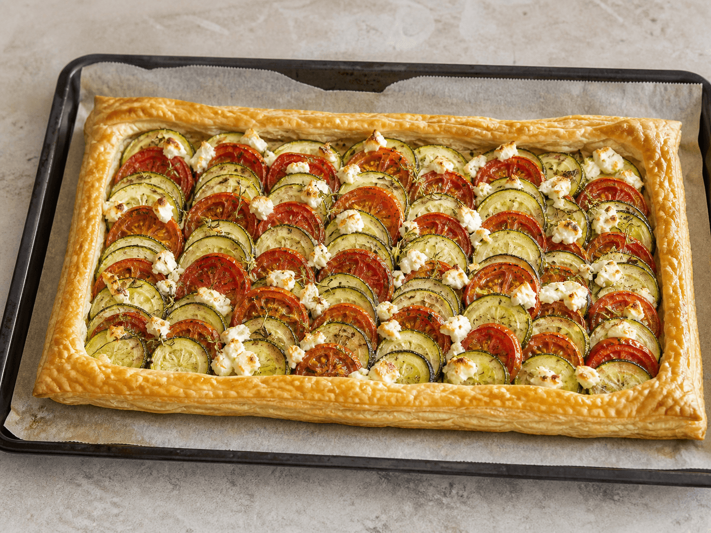 Tarte fine courgette et tomate, présentation du plat terminé