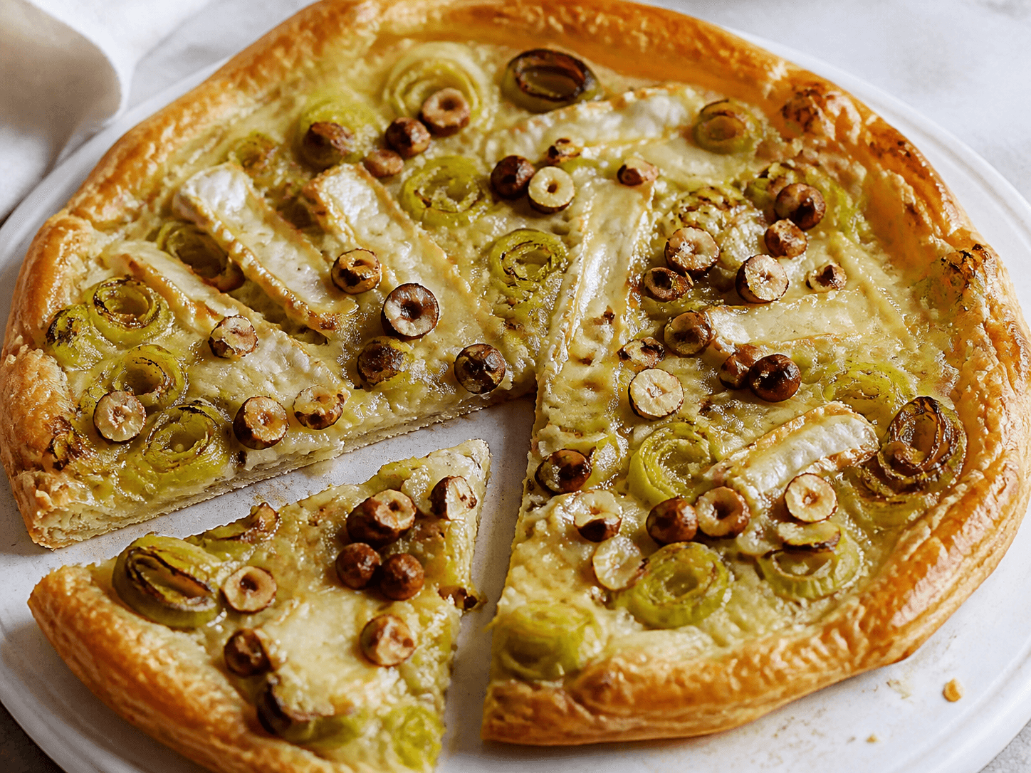 Tarte fine au poireau, brie et noisette, plat terminé présenté naturellement