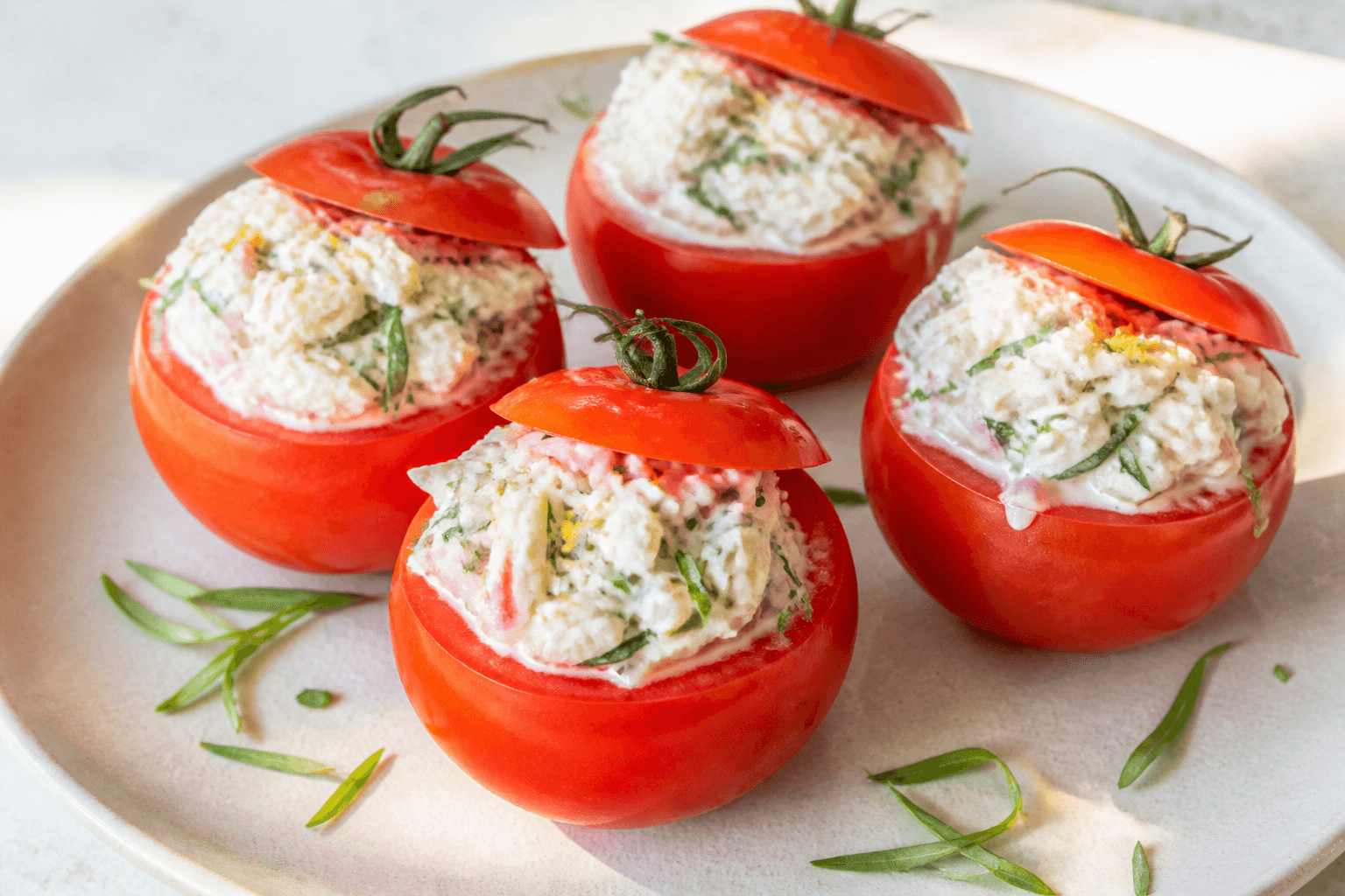 Tomates farcies froides au crabe et estragon, plat terminé présenté naturellement